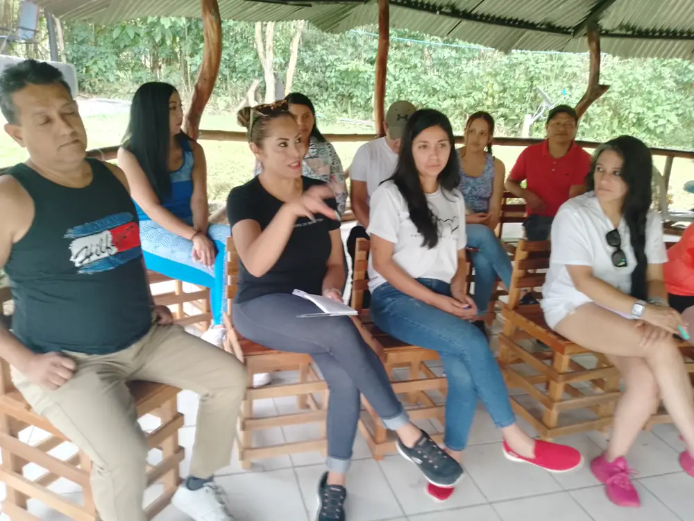 Conversatorio con participantes en un taller al aire libre