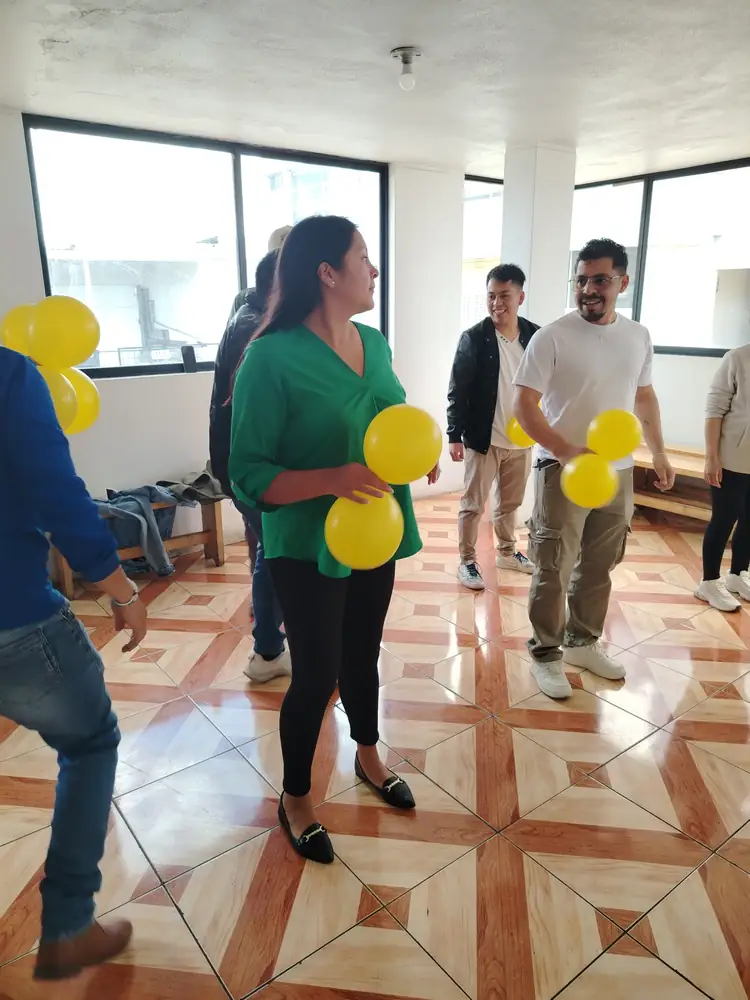 Dinámica con globos en un taller