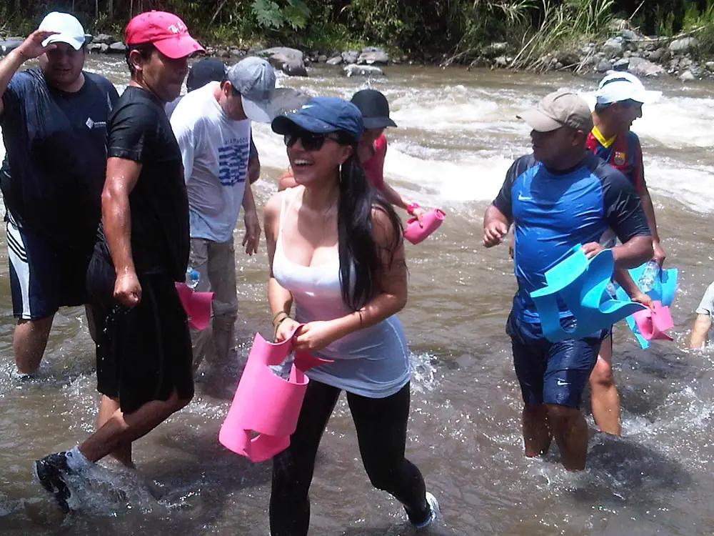Equipo caminando por el río