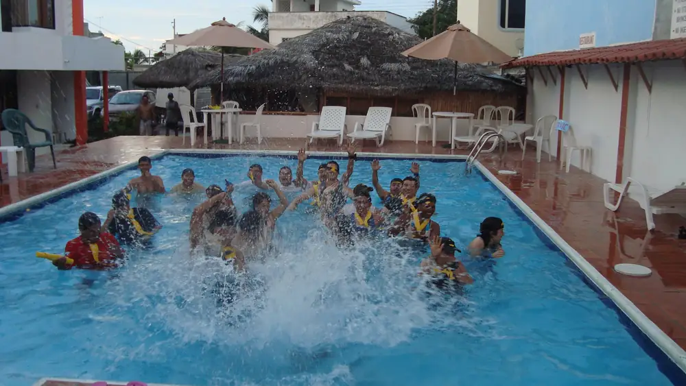 Equipo celebrando en la piscina en un team building