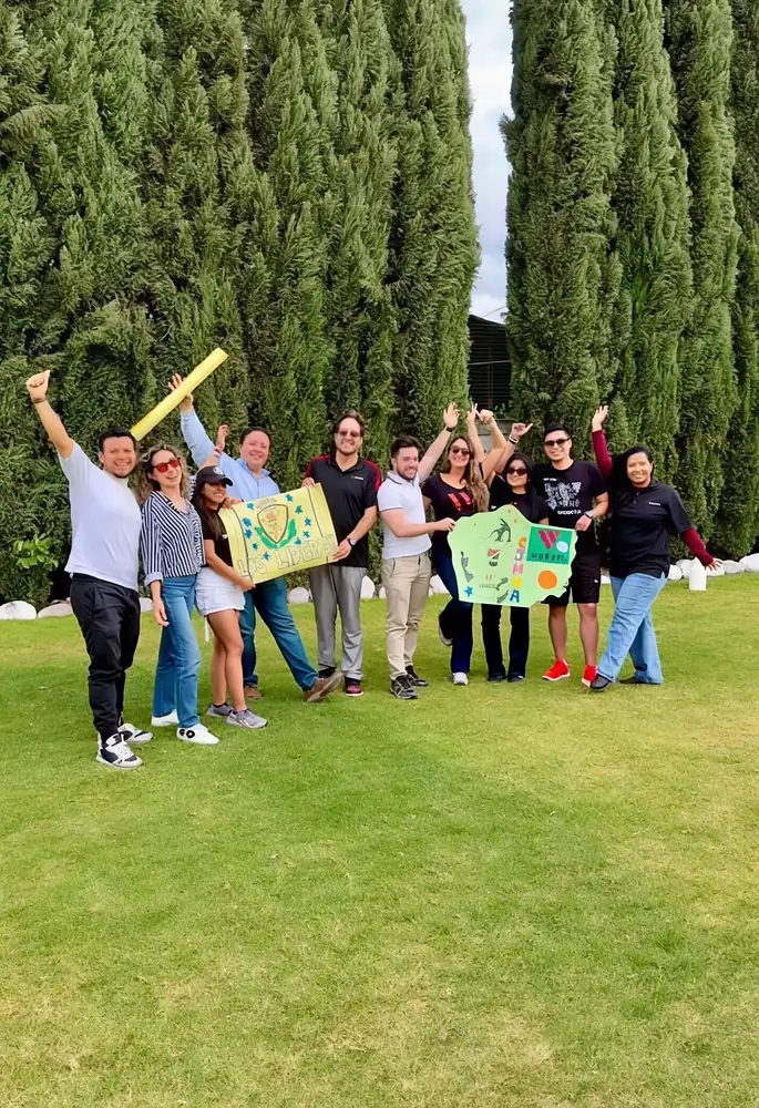Equipo celebrando en un jardín