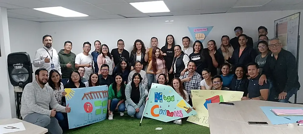 Equipo con carteles al cierre de un taller