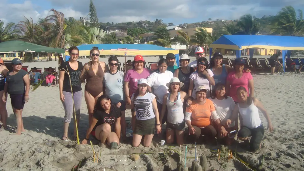 Equipo de trabajo en la playa durante un team building