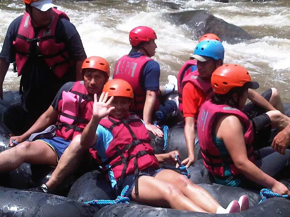 Equipo en tubing por el río