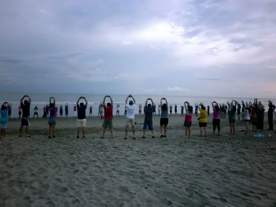 Equipo formando figuras en la playa