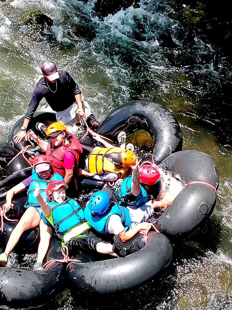 Equipo haciendo tubing en el río