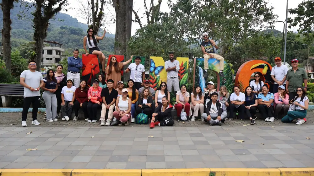 Foto grupal de un team building corporativo