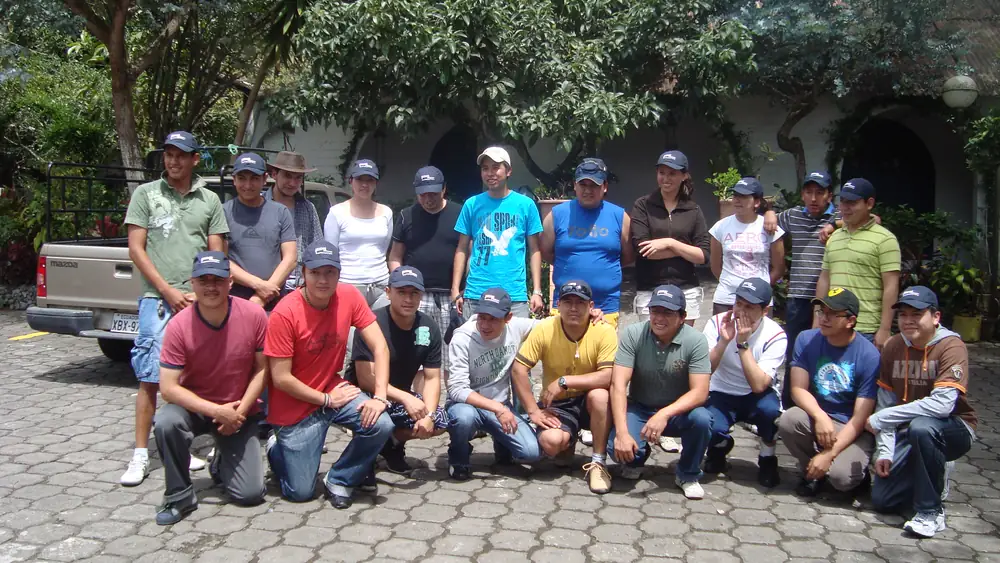 Grupo de colaboradores al finalizar un taller al aire libre