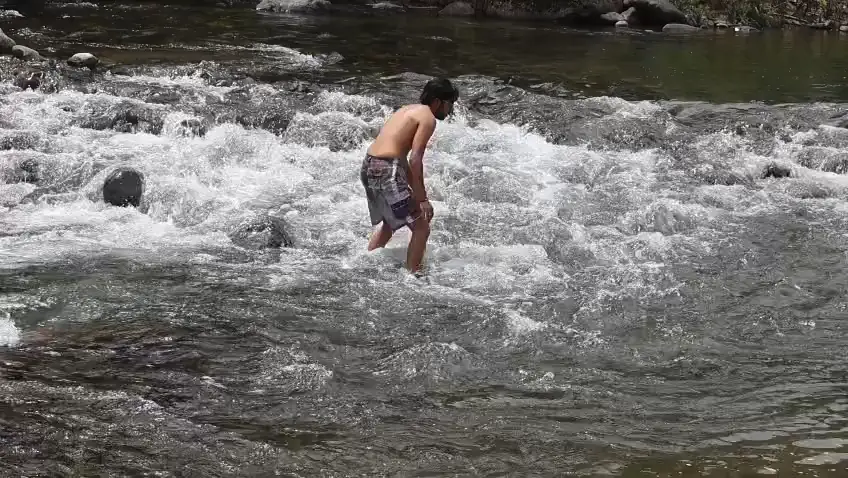 Participante cruzando un río