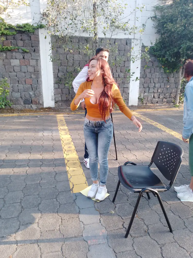 Participante en una dinámica de liderazgo