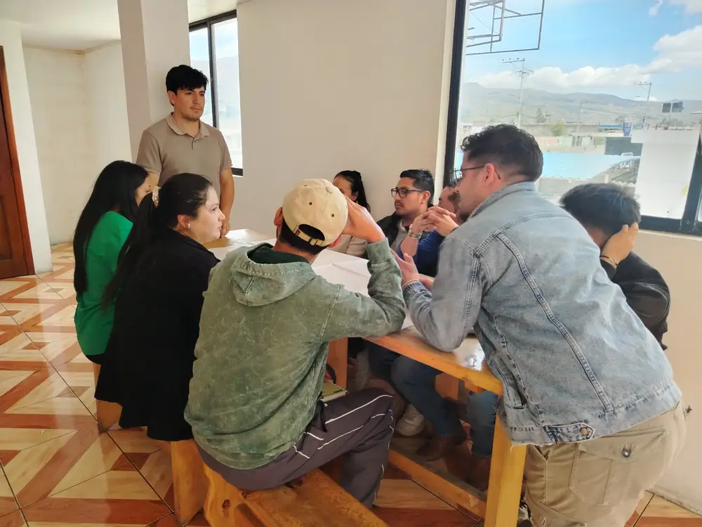 Trabajo en mesa durante un taller vivencial